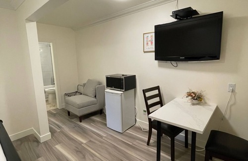 East Kootenay House | Deluxe Queen Room in Wonderous Radium