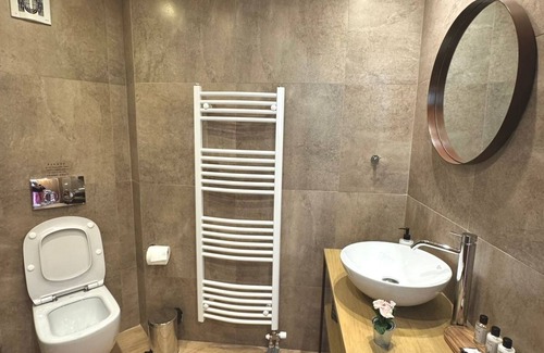 Kaisariani Apartment | Deluxe Queen or 2 Single Beds - R5 with balcony