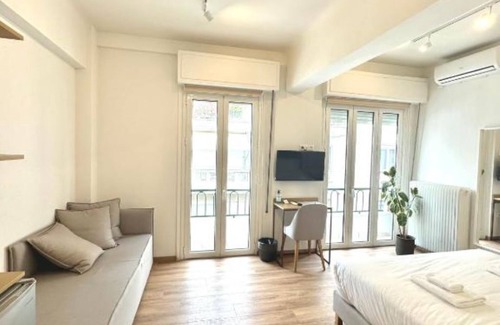 Kaisariani Apartment | Deluxe Queen or 2 Single Beds - R2 with balcony