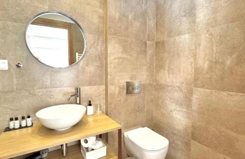 Kaisariani Apartment | Deluxe Queen or 2 Single Beds - R4 with balcony