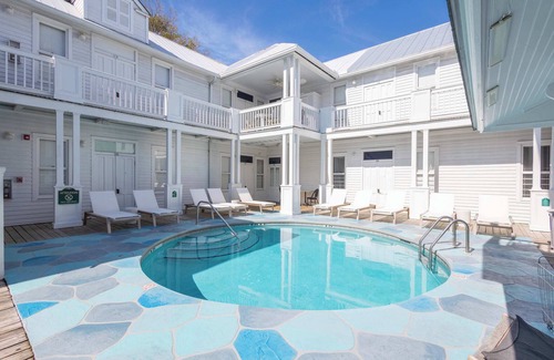 Historic Seaport Apartment | Deluxe Queen & Pet Friendly - Curry Mansion Inn