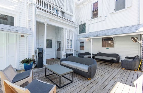 Historic Seaport Apartment | Deluxe Queen & Pet Friendly - Curry Mansion Inn