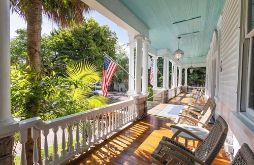 Historic Seaport Apartment | Deluxe Queen & Pet Friendly - Curry Mansion Inn