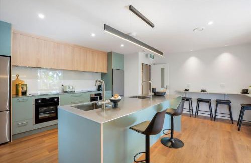 Whangarei House | Deluxe Queen Room at Wolfe Street