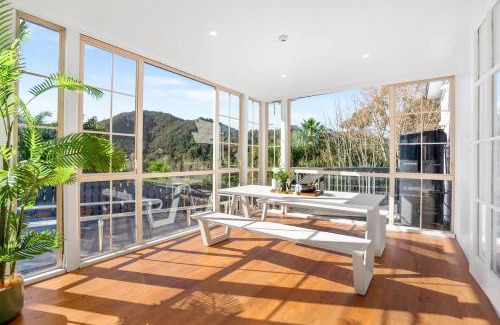 Whangarei House | Deluxe Queen Room at Wolfe Street