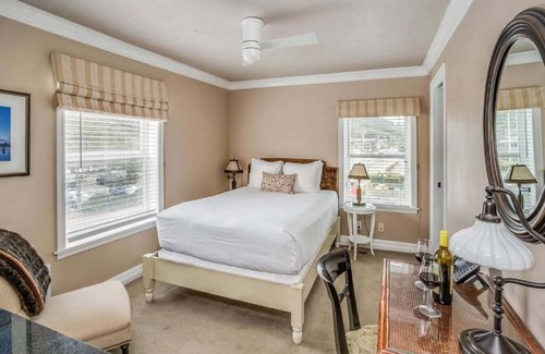 Downtown Cannon Beach Hotel | Deluxe Queen Room with Beach Access! Close to Cannon Beach Art Galleries!