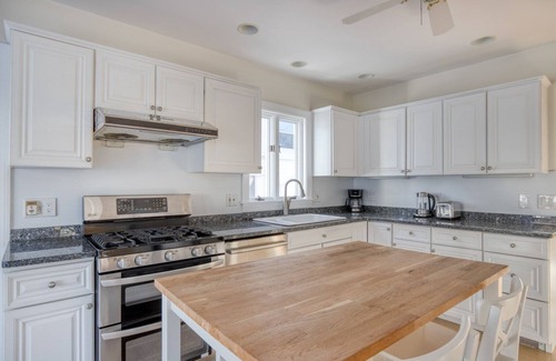Wollaston Apartment | Deluxe Quincy 3BR w/W/D, nr Red Line, by Blueground