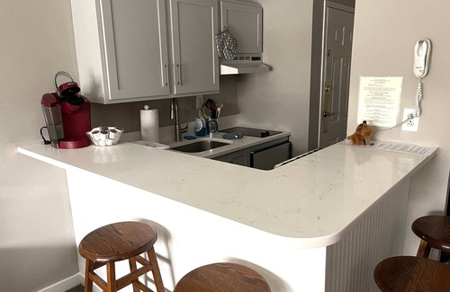 Hancock Apartment | Deluxe Redone Country Inn Suite at Jiminy-Sleeps 4 - Ski On/Off at Mountain Base