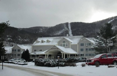 Hancock Apartment | Deluxe Redone Country Inn Suite at Jiminy-Sleeps 4 - Ski On/Off at Mountain Base