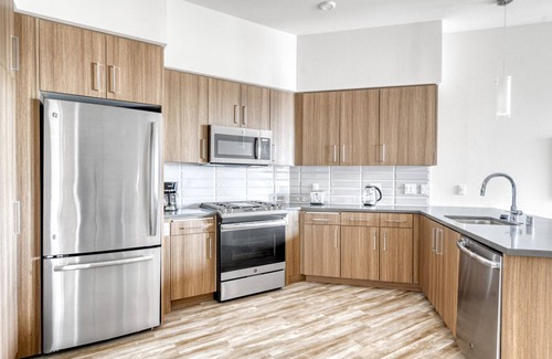 Centennial Apartment | Deluxe Redwood City 1BR w/Gym & W/D, walk to Caltrain, by Blueground