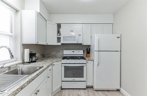 Lake St Louis Condo | Deluxe renovated condo conveniently located. 30 DAY MININUM