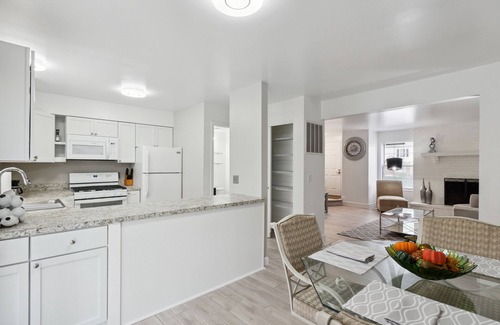 Lake St Louis Condo | Deluxe renovated condo conveniently located. 30 DAY MININUM