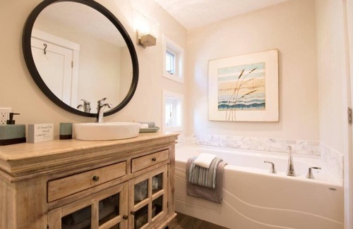 Halfmoon Bay Cottage | Deluxe romantic couple cottage overlooking the ocean