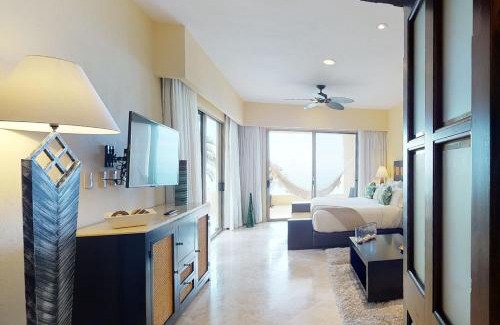 Mascota Hotel | Deluxe Room at Garza Blanca Puerto Vallarta