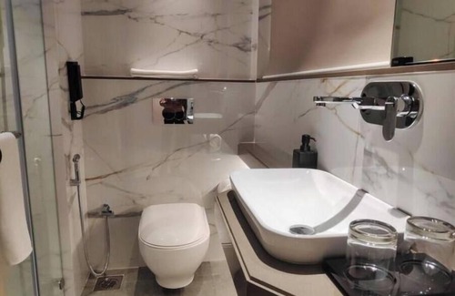 Andheri East Apartment | Deluxe room in MIDC Andheri E