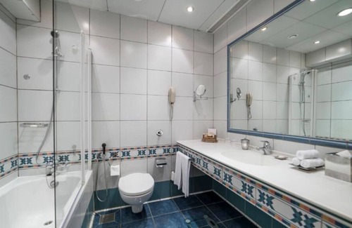 Abu Dhabi Apartment | Deluxe Room Near Abu Dhabi Ladies Club.