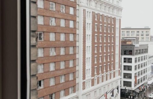 Downtown Portland Apartment | Deluxe Room | Portland Hub + Pulitzer Display