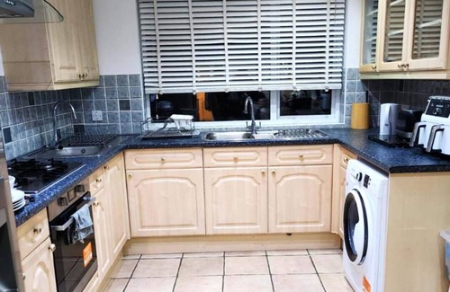 Selsdon and Ballards Apartment | Deluxe Room with Private En Suite in Tranquil South Croydon