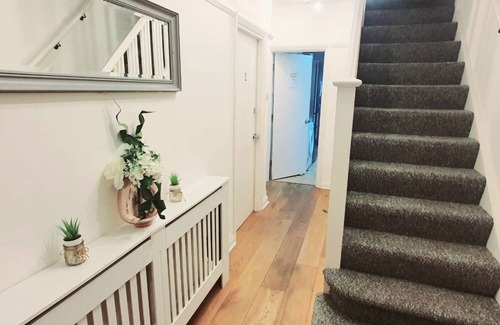 Selsdon and Ballards Apartment | Deluxe Room with Private En Suite in Tranquil South Croydon
