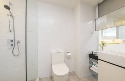 Kwai Chung House | Deluxe Room with queen bed - free WiFi+Pool+Gym