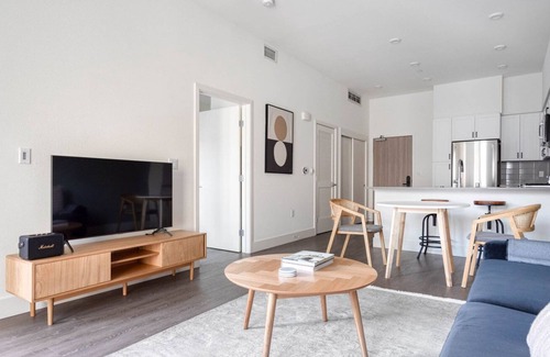Central San Mateo Apartment | Deluxe San Mateo 1BR w/ Gym, A/C & Roof, nr Caltrain, by Blueground