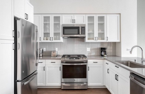 Central San Mateo Apartment | Deluxe San Mateo 1BR w/ Gym, A/C & Roof, nr Caltrain, by Blueground