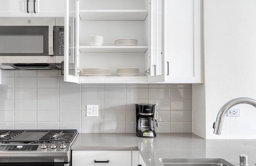 Central San Mateo Apartment | Deluxe San Mateo 1BR w/ Gym, A/C & Roof, nr Caltrain, by Blueground