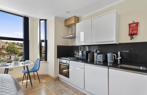West Bridgford Apartment | Deluxe Studio Apartment with Free Parking and Wi-Fi