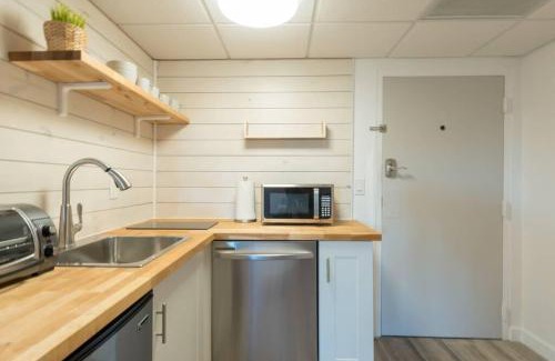 Florida Center Apartment | Deluxe Studio w/Lakeview - free parking/pool