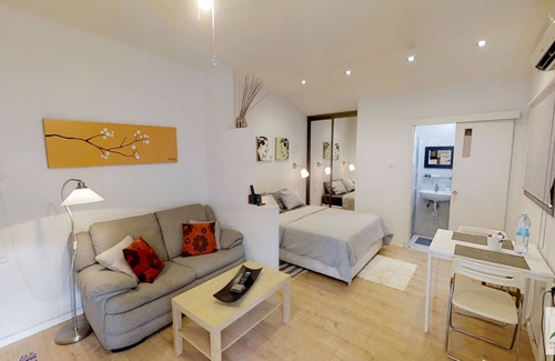 Ra'ananna Apartment | Deluxe Studio with a Garden - Kazan St