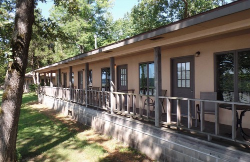 Golconda House | Deluxe Suite w/Full Kitchen on the River