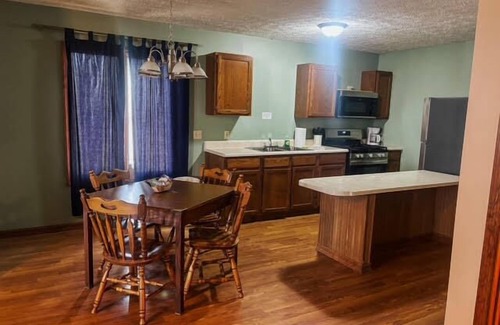 Golconda House | Deluxe Suite w/Full Kitchen in the Shawnee National Forest