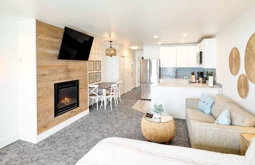 Logsden Condo | Deluxe Suite for 6, King Bed & Ocean Views, Pool and Hot Tub!