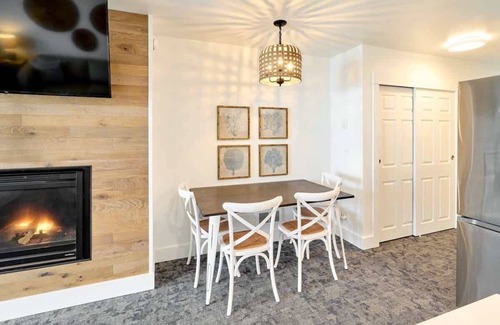 Logsden Condo | Deluxe Suite for 6, King Bed & Ocean Views, Pool and Hot Tub!