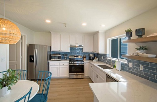 Shelter Cove House | Deluxe Suite | Full Kitchen | Jacuzzi | Rm 7