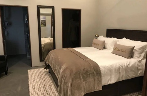 Clear Lake Hotel | Deluxe Suite, Private Patio Overlooking Vineyard & Winery Property