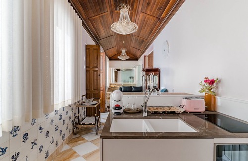 Ronfe Apartment | Deluxe Suite Room with Private Garden