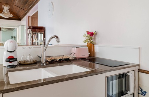 Ronfe Apartment | Deluxe Suite Room with Private Garden