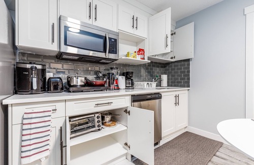 Airdrie Apartment | Deluxe Suite w/Fast WiFi, Perfect for Long Stays