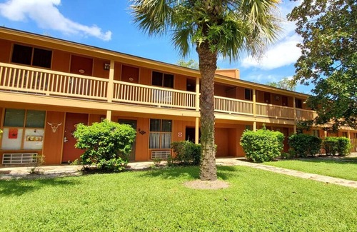 River Ranch Condo | Deluxe Suite with Kitchenette and Balcony, Steps to Rodeo and Pool! 253