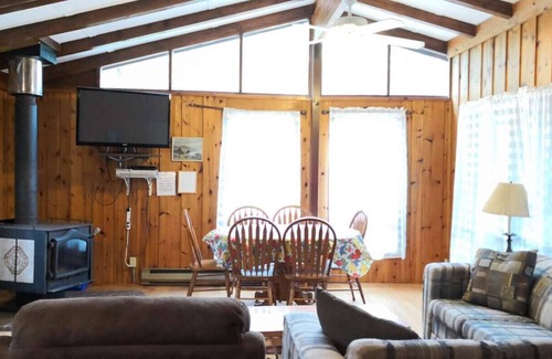Seguin Cabin | Deluxe Three Bedroom Cottage
