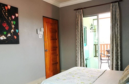 Kampung Kedawang Ski Chalet | Deluxe Triple Room W/Balcony & Private Bathroom