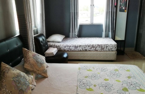 Kampung Kedawang Ski Chalet | Deluxe Triple Room W/Balcony & Private Bathroom
