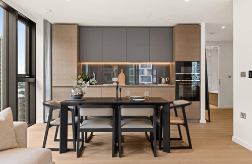 Canary Wharf Apartment | Deluxe two bedroom Canary Wharf apartment with river views
