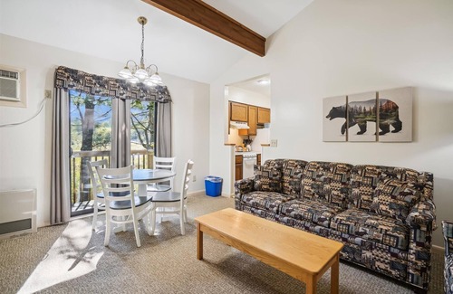 West Bridgewater Hotel | Deluxe Two Bedroom Suite on the 1st floor with outdoor heated pool 10304