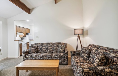 West Bridgewater Hotel | Deluxe Two Bedroom Suite on the 1st floor with outdoor heated pool 10506