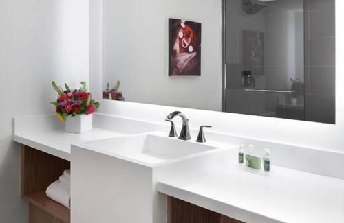 Downtown Las Vegas Hotel | Deluxe Two Queen Room at The D Las Vegas