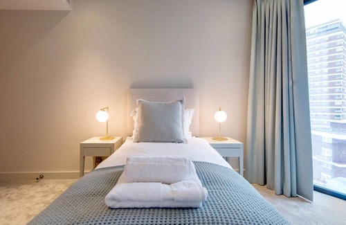 Warwick Apartment | Deluxe Victoria Home close to Buckingham Palace