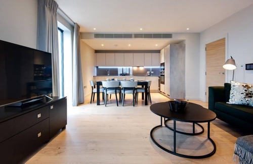 Warwick Apartment | Deluxe Victoria Home close to Buckingham Palace