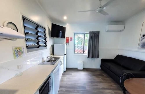 Tinaroo Villa | Deluxe Villa 2 BR - Fully self-contained, 1 Queen, 1 Sofa, 1 Bed